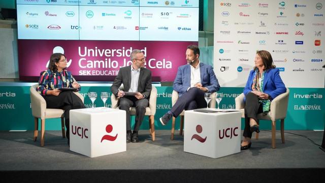 Sabina Camacho, portavoz del Movimiento a la Vejez Vitales y vocal del Comité Ejecutivo de la Confederación Española de Organizaciones de Mayores (CEOMA); Lucía Expósito, presidenta  de la Confederación de Asociaciones de Crohn y Colitis Ulcerosa de España (ACCU) y Jorge del Diego Salas, director general de Salud Pública y Ordenación Farmacéutica de la Junta de Andalucía.