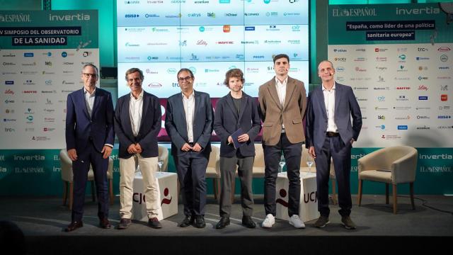 Manuel Bosch, director de Innovación y Transformación Digital del Grupo Sanitario Ribera; Pedro Díaz Yuste, director general de Savia;   Alfonso Muñoz Fernández, redactor de Empresas de Telecomunicaciones, Tecnología y Digitales de EL ESPAÑOL-Invertia;  Ignacio H. Medrano, fundador y director médico de Savana;  Daniel Hidalgo, socio responsable de Data & AI para Salud de Accenture;  Albert Farré, director de Digital e Innovación de Novartis.