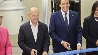El canciller alemán Olaf Scholz y Darío Gil (director de IBM Research) durante la inauguración del centro de datos cuántico de IBM en Ehningen.