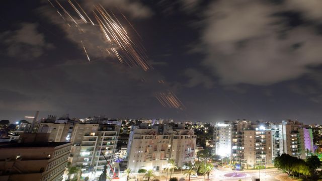 El sistema antimisiles Cúpula de Hierro de Israel intercepta cohetes lanzados por Irán.