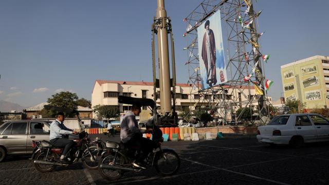 Un sistema de misiles iraní se exhibe junto a una pancarta con una imagen del líder supremo de Irán, el ayatolá Ali Khamenei , durante la semana de defensa iraní, en una calle de Teherán, Irán, el 24 de septiembre de 2024.
