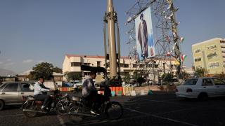 Un sistema de misiles iraní se exhibe junto a una pancarta con una imagen del líder supremo de Irán, el ayatolá Ali Khamenei , durante la semana de defensa iraní, en una calle de Teherán, Irán, el 24 de septiembre de 2024.