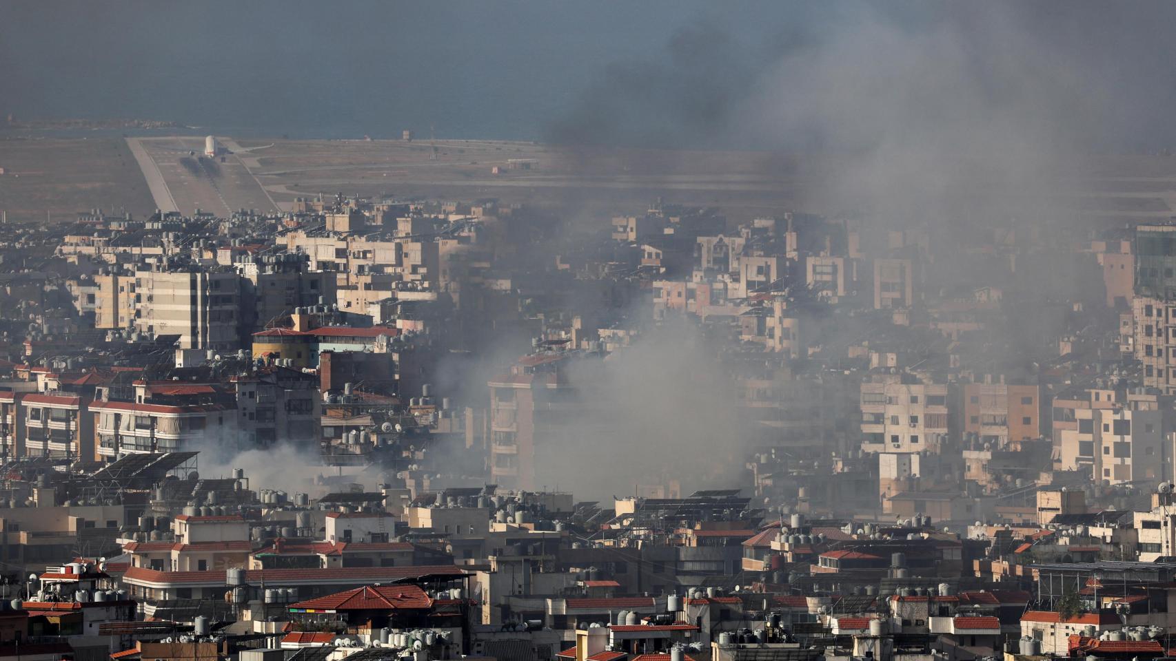 Columnas de humo en Beirut este miércoles 2 de octubre tras los bombardeos de Israel.