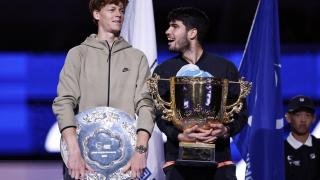 Carlos Alcaraz celebra su título del China Open con el subcampeón Sinner