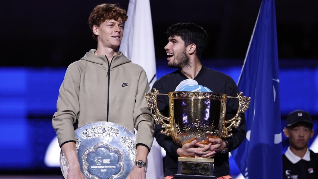 Carlos Alcaraz celebra su título del Open de China junto a Sinner, subcampeón