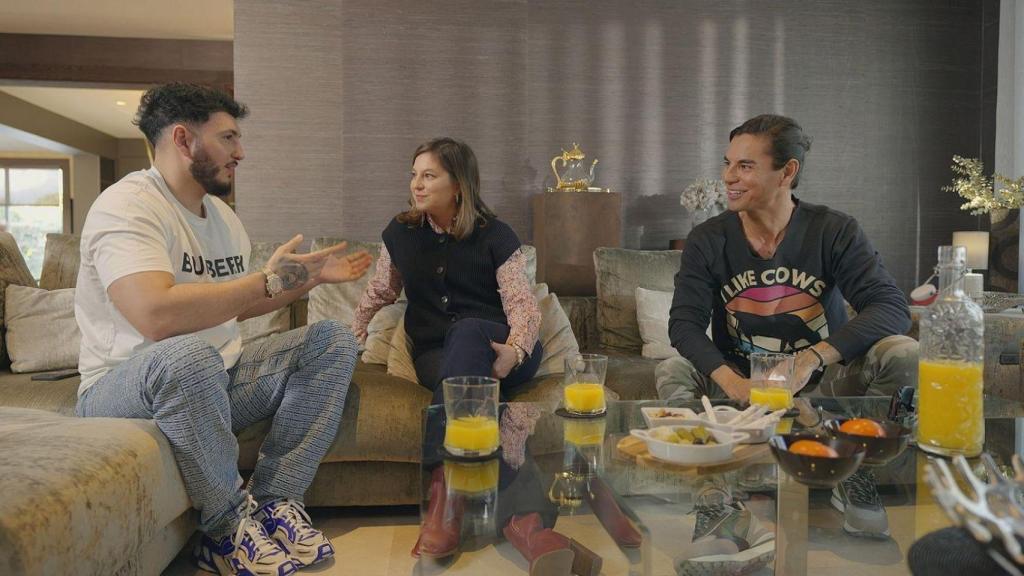 Omar Montes dentro de su casa con los hermanos Iglesias