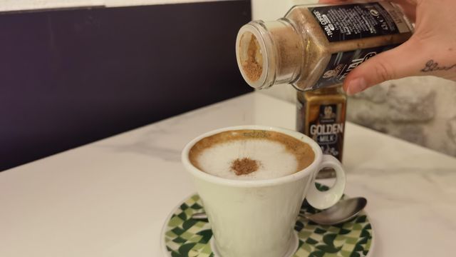 Una muestra de las especias de Carmencita para un café con leche.
