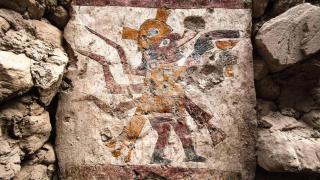 Fotografía de una figura pintada sobre un pilar dentro de la Sala del Imaginario Moche de Pañamarca.