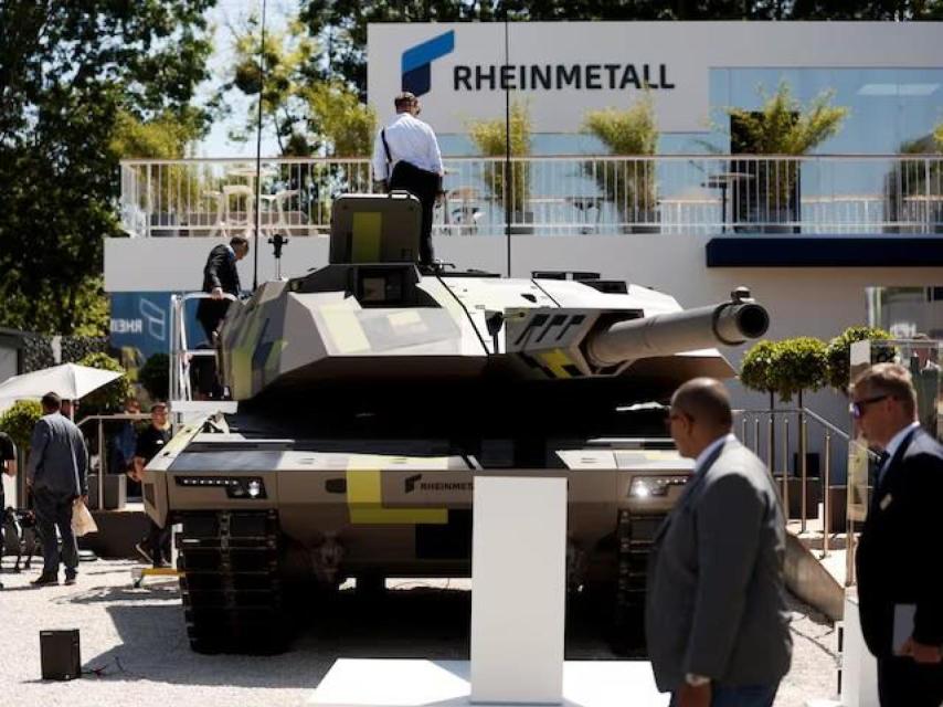 Un tanque KF51 Panther fabricado por Rheinmetall se exhibe en la feria internacional de defensa.