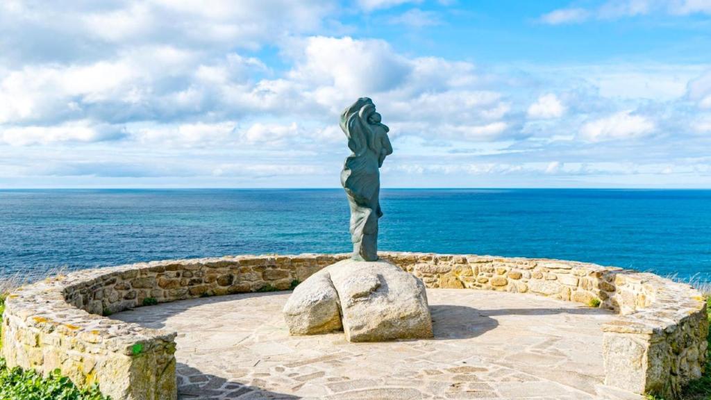 Escultura a los marineros que no regresaron en Laxe