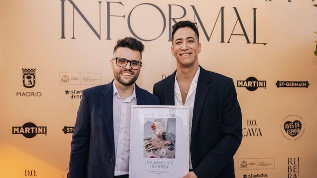 El equipo del restaurante Amós con el Premio Tapa Alimentos de España.
