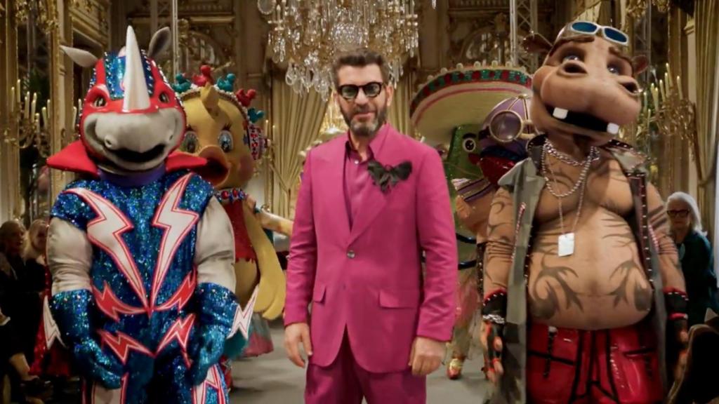 Arturo Valls y las máscaras de 'Mask Singer' en la promo de la cuarta temporada.