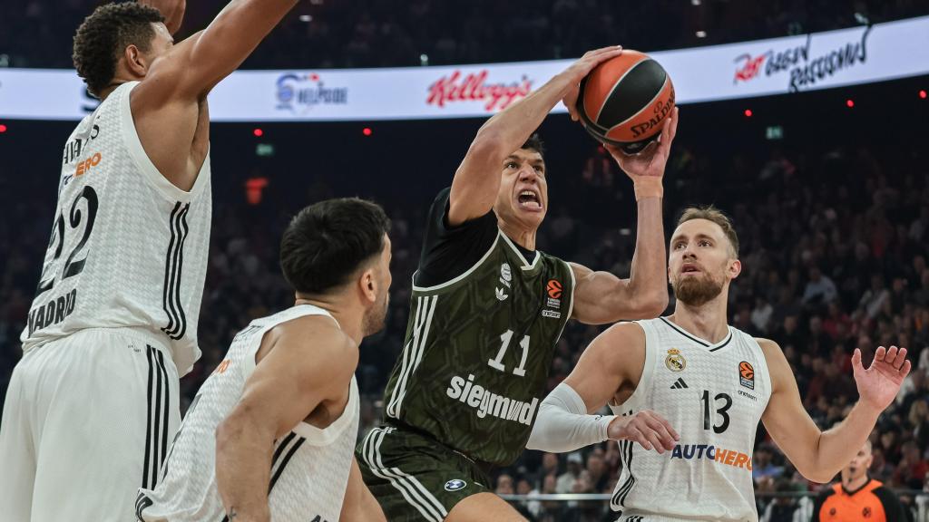 El Real Madrid trata de defender una acción en el partido de la Euroliga ante el Bayern.