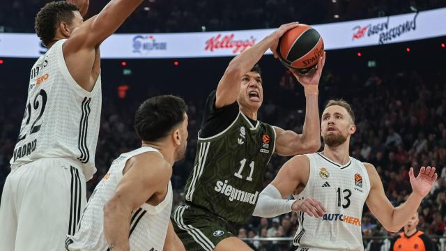 El Real Madrid trata de defender una acción en el partido de la Euroliga ante el Bayern.