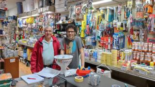 Julio Araujo y su hijo Julio rodeados de artículos en la ferretería Araujo de A Coruña.