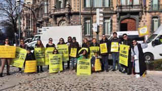 Varias personas, reivindicando la homologación de su título.