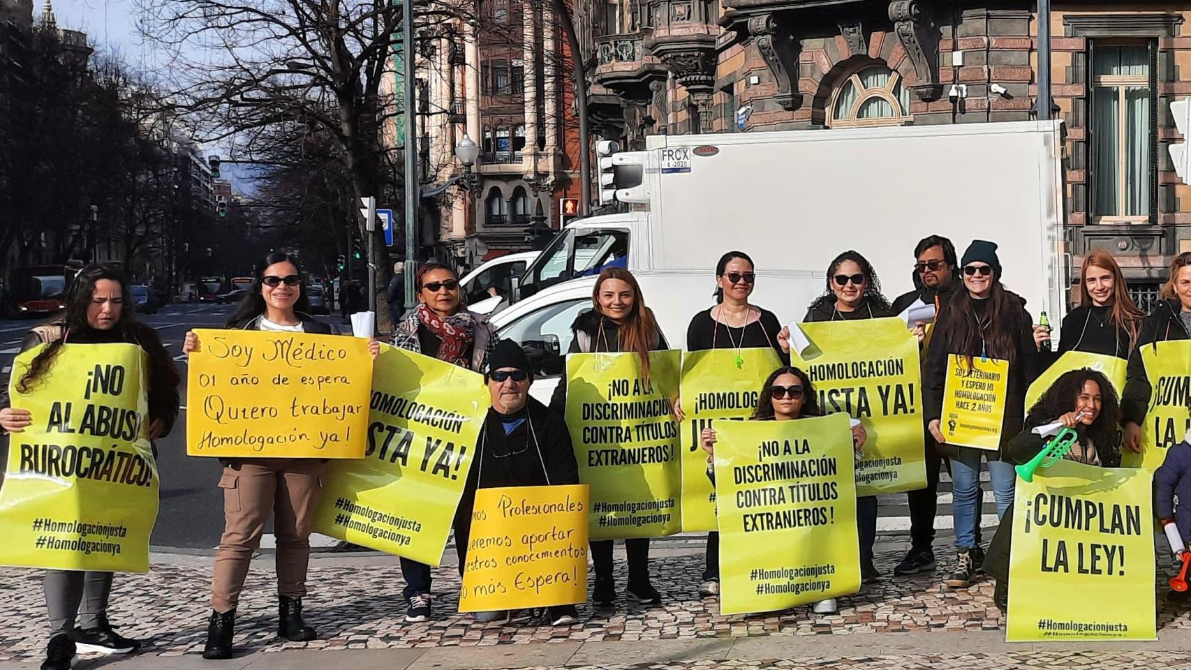 Varias personas, reivindicando la homologación de su título.
