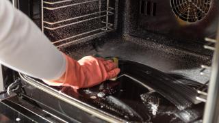 Saber esto te puede salvar la vida: los productos de limpieza de la cocina que no se pueden mezclar