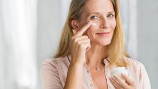 Ni crema Nivea ni rosa mosqueta: la mejor crema 'antiedad' para mujeres de 50 años según la OCU