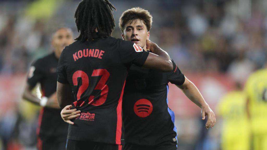 Koundé felicita a Pablo Torre por un gol con el FC Barcelona