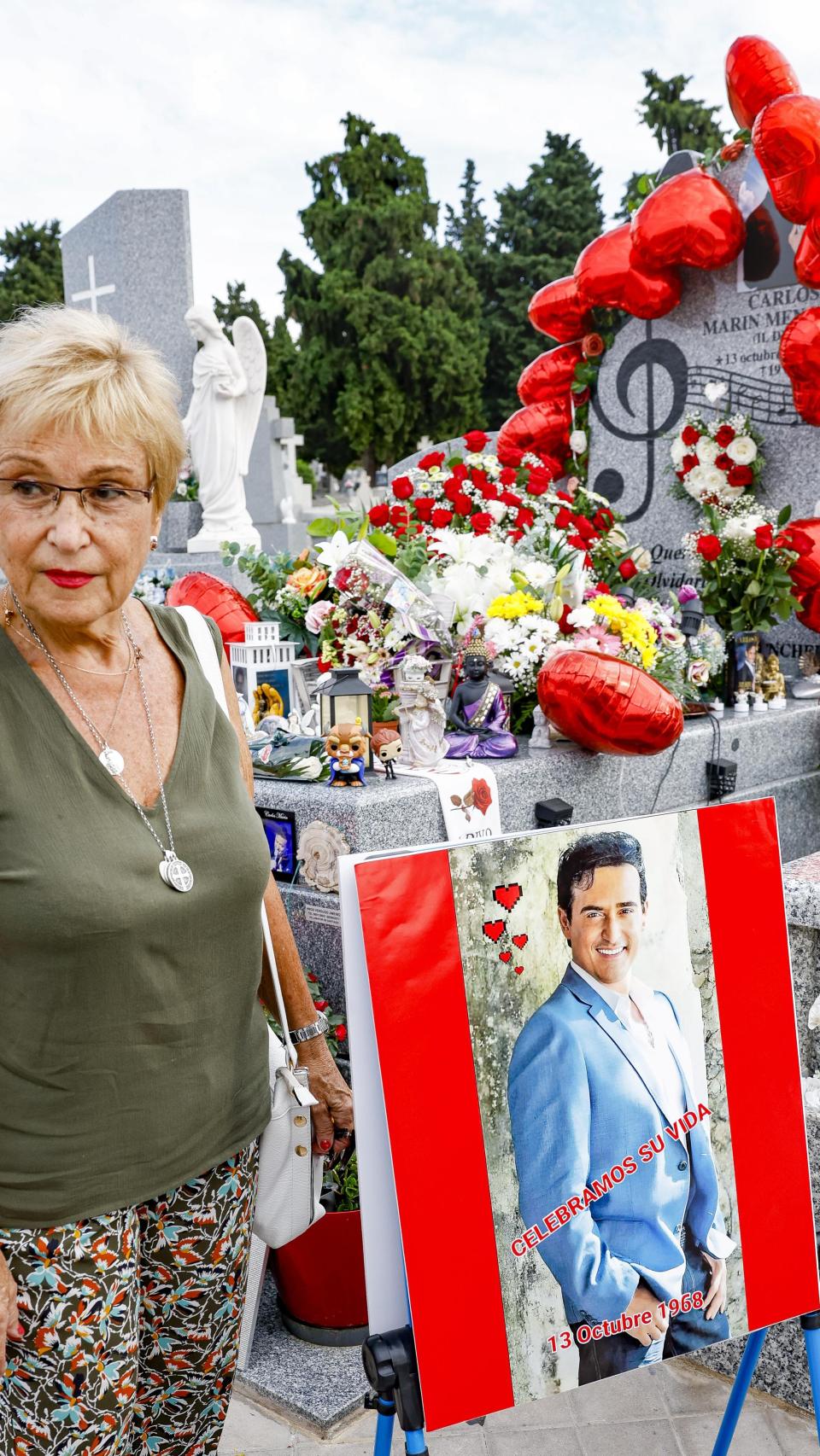 Magdalena Menchero, en el cementerio de La Almudena, en octubre de 2023.