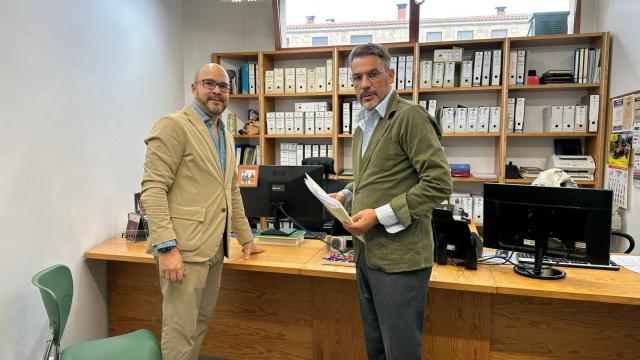 El teniende de alcalde y el primer edil de Villamayor, Daniel Velasco y Ángel Peralvo