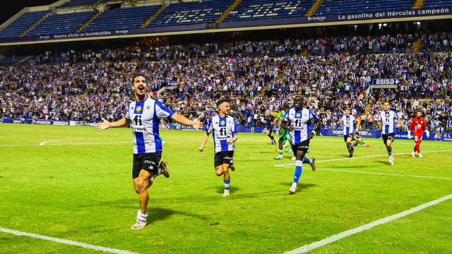 Soldevila celebra su gol ante el Antequera en un Rico Pérez eufórico.