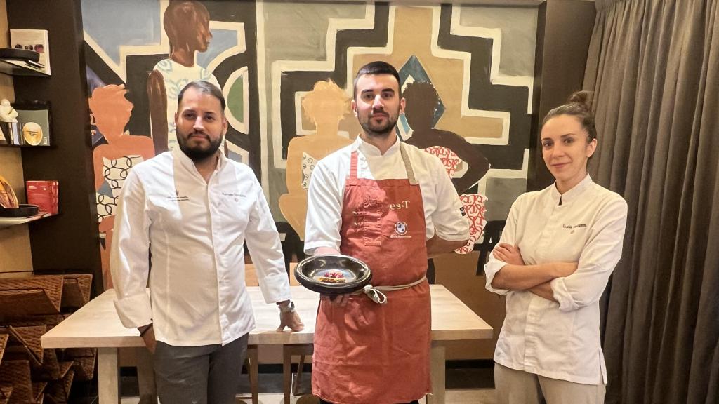 El chef Ramsés González, el jefe de cocina de Es.Table Borja Vacas y la chef ejecutiva Lucía Campos.