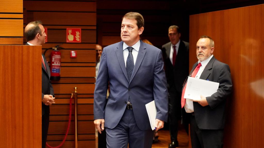 El presidente de la Junta, Alfonso Fernández Mañueco, a su entrada al último pleno de las Cortes de Castilla y León