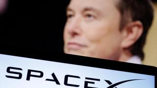Montaje con logo de SpaceX y la cara de Elon Musk de fondo.