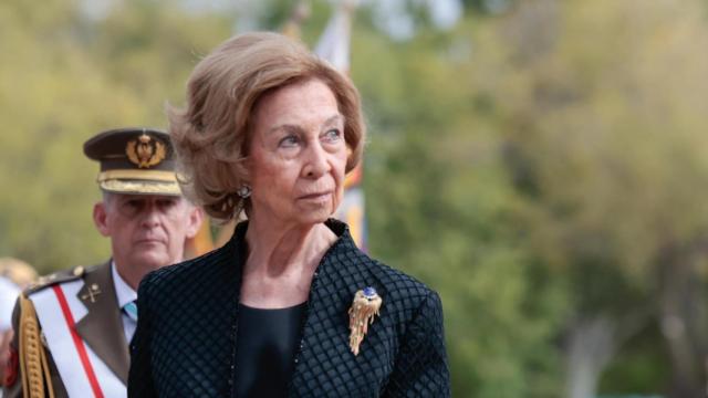 La madre de Felipe VI, con gesto serio y solemne en este acto castrense.