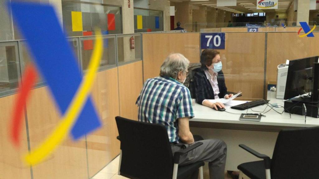 Un jubilado es atendido en la Agencia Tributaria.