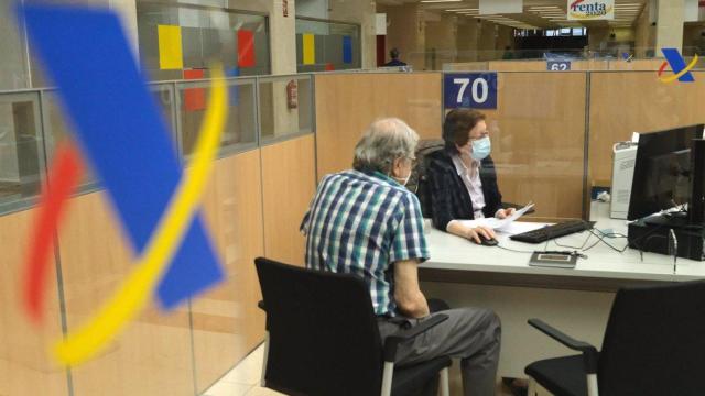 Un jubilado es atendido en la Agencia Tributaria.