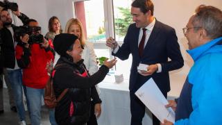 El consejero de Medio Ambiente, Vivienda y Ordenación del Territorio, Juan Carlos Suárez-Quiñones, entrega las llaves de las viviendas de promoción pública de Soria
