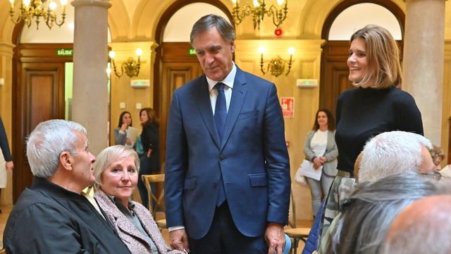 El alcalde de Salamanca, Carlos García Carbayo, rinde un emotivo homenaje a 25 matrimonios que celebran sus bodas de oro