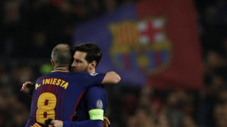Iniesta y Messi se abrazan en un partido del FC Barcelona