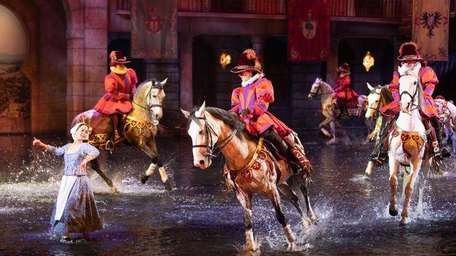 Jinetes y actrices de Puy du Fou.