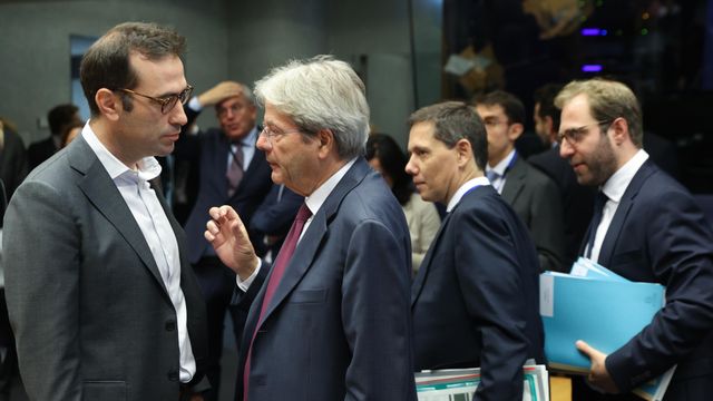 El ministro de Economía, Carlos Cuerpo, conversa con el comisario de Asuntos Económicos, Paolo Gentiloni, durante el Eurogrupo de este lunes en Luxemburgo