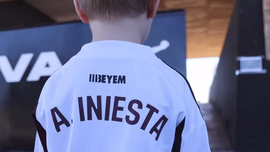La emotiva despedida del Albacete Balompié a Iniesta tras su retirada