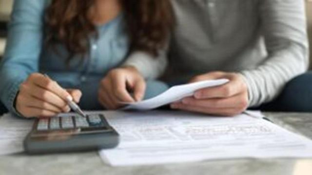 Dos personas examinan documentación contable.