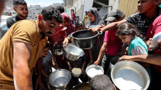 Imagen de archivo de reparto de alimentos en el sur de la Franja de Gaza. Ramadan Abed Reuters