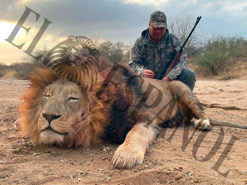 Claudio Rivas, en una de sus cacerías en África.