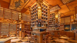 La impresionante 'librería' con más de 3.500 vinos junto a la Puerta de Alcalá: sumiller privado y lista de espera en su club