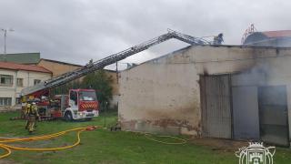 Los Bomberos extinguiendo el incendio de la nave