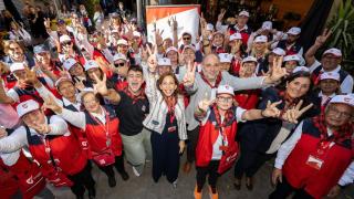 Juanjo Bona sorprende a los voluntarios de Zaragoza y disfruta de un aperitivo en el Tubo