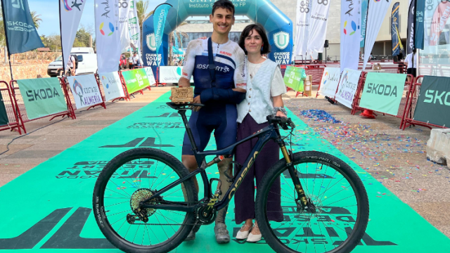Paco, con el brazo en cabestrillo, junto a su novia, Irene, posando en la meta tras subir al podio.