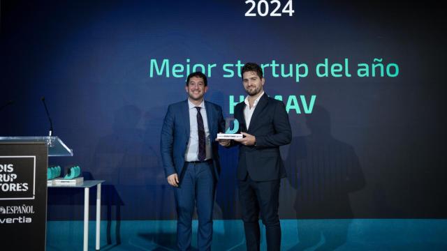 Jesús Herrero (Red.es) entrega a Xavier Silva (Hemav) el premio como Mejor startup 2024.