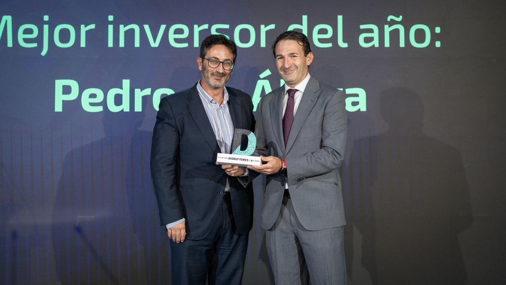 Pedro de Álava (derecha), mejor inversor de 2024, recibe el premio DISRUPTORES de manos de su editor, Rafa Navarro..