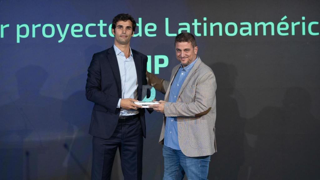 Ignacio Diego (Blip) y Carlos Cendra (Mapfre Open Innovation) en la entrega del premio de 2024.