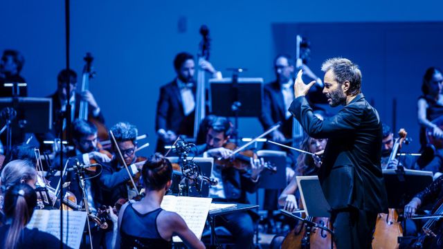 Josep Vicent dirigiendo la orquesta ADDA Simfònica en el primer concierto de la temporada 24-25.